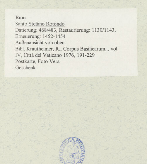 Rückseite von Foto Vera [https://www.deutsche-digitale-bibliothek.de/content/lizenzen/rv-fz/] Santo Stefano Rotondo - Außenansicht von oben, bh485224_recto. Foto.