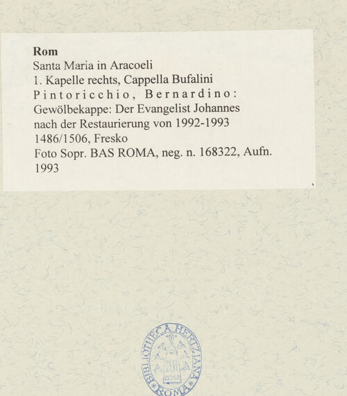 Rückseite von Sopr. BAS ROMA [https://www.deutsche-digitale-bibliothek.de/content/lizenzen/rv-ez/] Szenen aus dem Leben des heiligen Bernhardin von SienaGewölbekappe: Der Evangelist Johannes - nach der Restaurierung, bh485732_recto. Foto.