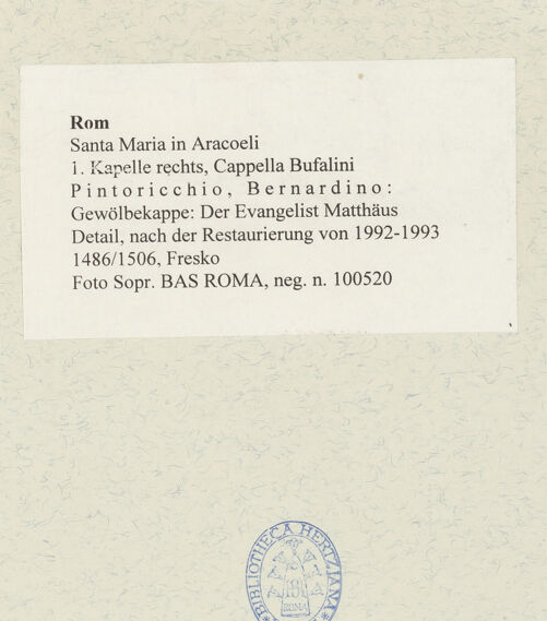 Rückseite von Sopr. BAS ROMA [https://www.deutsche-digitale-bibliothek.de/content/lizenzen/rv-ez/] Szenen aus dem Leben des heiligen Bernhardin von SienaGewölbekappe: Der Evangelist Matthäus - Detail, nach der Restaurierung, bh485735_recto. Foto.