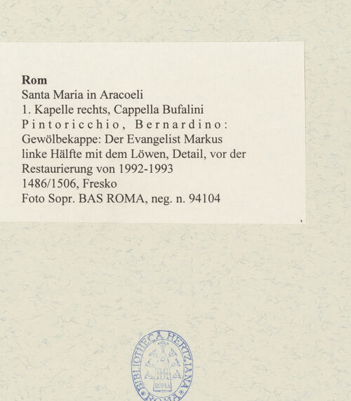 Rückseite von Sopr. BAS ROMA [https://www.deutsche-digitale-bibliothek.de/content/lizenzen/rv-ez/] Szenen aus dem Leben des heiligen Bernhardin von SienaGewölbekappe: Der Evangelist Markus - linke Hälfte mit dem Löwen, Detail, vor der Restaurierung, bh485737_recto. Foto.