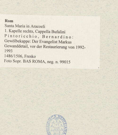 Rückseite von Sopr. BAS ROMA [https://www.deutsche-digitale-bibliothek.de/content/lizenzen/rv-ez/] Szenen aus dem Leben des heiligen Bernhardin von SienaGewölbekappe: Der Evangelist Markus - Gewanddetail, vor der Restaurierung, bh485796_recto. Foto.
