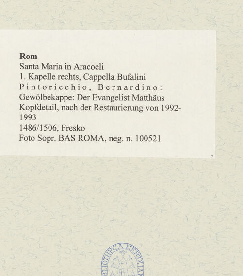 Rückseite von Sopr. BAS ROMA [https://www.deutsche-digitale-bibliothek.de/content/lizenzen/rv-ez/] Szenen aus dem Leben des heiligen Bernhardin von SienaGewölbekappe: Der Evangelist Matthäus - Kopfdetail, nach der Restaurierung, bh485874_recto. Foto.