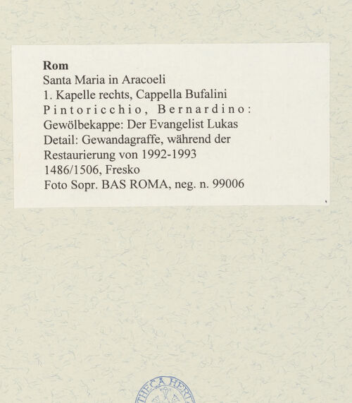 Rückseite von Sopr. BAS ROMA [https://www.deutsche-digitale-bibliothek.de/content/lizenzen/rv-ez/] Szenen aus dem Leben des heiligen Bernhardin von SienaGewölbekappe: Der Evangelist Lukas - Detail: Gewandagraffe, während der Restaurierung, bh485879_recto. Foto.