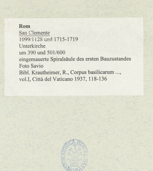 Rückseite von Savio, Oscar [https://www.deutsche-digitale-bibliothek.de/content/lizenzen/rv-fz/] San Clemente - eingemauerte Spiralsäule des ersten Bauzustandes, bh485908_recto. Foto.