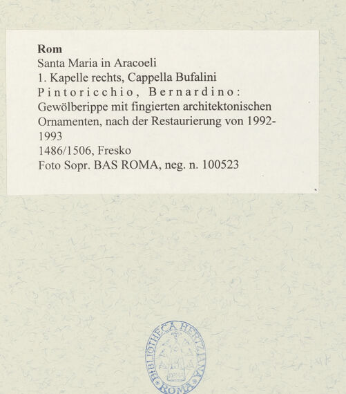 Rückseite von Sopr. BAS ROMA [https://www.deutsche-digitale-bibliothek.de/content/lizenzen/rv-ez/] Szenen aus dem Leben des heiligen Bernhardin von Siena - Gewölberippe mit fingierten architektonischen Ornamenten, nach der Restaurierung, bh486149_recto. Foto.