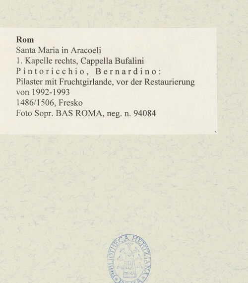 Rückseite von Sopr. BAS ROMA [https://www.deutsche-digitale-bibliothek.de/content/lizenzen/rv-ez/] Szenen aus dem Leben des heiligen Bernhardin von Siena - Pilaster mit Fruchtgirlande, vor der Restaurierung, bh486185_recto. Foto.