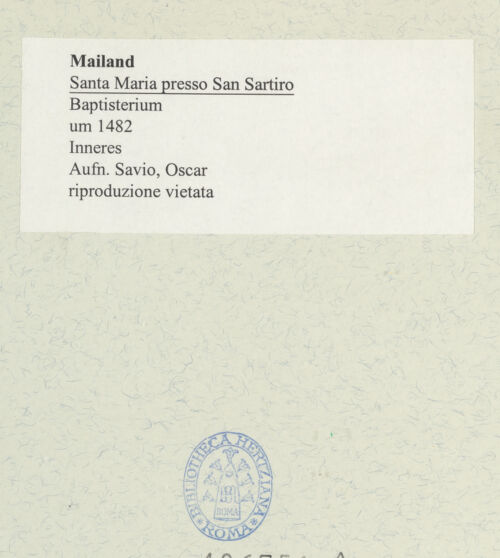 Rückseite von Savio, Oscar [https://www.deutsche-digitale-bibliothek.de/content/lizenzen/rv-ez/] Santa Maria presso San SatiroBaptisterium oder Sakristei - Inneres, Unter- und Obergeschoss, bh486751_recto. Foto: Savio, Oscar.