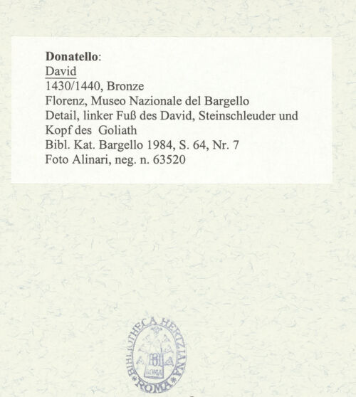 Rückseite von Alinari [https://www.deutsche-digitale-bibliothek.de/content/lizenzen/rv-ez/] David - Detail, linker Fuß des David, Steinschleuder und Kopf des Goliath, bh487522_recto. Foto.