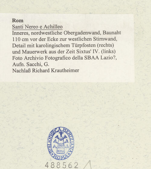 Rückseite von Archivio Fotografico della SBAA Lazio? [https://www.deutsche-digitale-bibliothek.de/content/lizenzen/rv-ez/] Santi Nereo e Achilleo - Inneres, nordwestliche Obergadenwand, Baunaht 110 cm vor der Ecke zur westlichen Stirnwand, Detail mit karolingischem Türpfosten (rechts) und Mauerwerk aus der Zeit Sixtus' IV. (links), bh488562_recto. Foto: Sacchi, G..