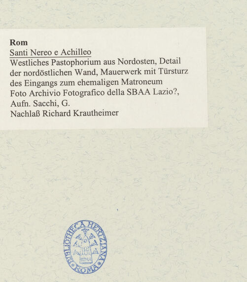 Rückseite von Archivio Fotografico della SBAA Lazio? [https://www.deutsche-digitale-bibliothek.de/content/lizenzen/rv-ez/] Santi Nereo e AchilleoWestliches Pastophorium - Westliches Pastophorium aus Nordosten, Detail der nordöstlichen Wand, Mauerwerk mit Türsturz des Eingangs zum ehemaligen Matroneum, bh488609_recto. Foto: Sacchi, G..