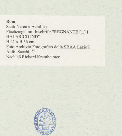 Rückseite von Archivio Fotografico della SBAA Lazio? [https://www.deutsche-digitale-bibliothek.de/content/lizenzen/rv-ez/] Santi Nereo e Achilleo - Flachziegel mit Stempel-Inschrift "REGNANTE [...] I HALARICO IND" (H 41 x B 56 cm), bh488611_recto. Foto: Sacchi, G..