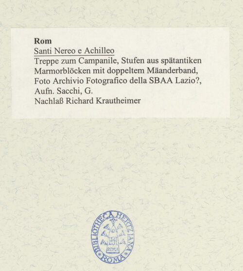 Rückseite von Archivio Fotografico della SBAA Lazio? [https://www.deutsche-digitale-bibliothek.de/content/lizenzen/rv-ez/] Santi Nereo e Achilleo - Treppe zum Campanile, Stufen aus spätantiken Marmorblöcken mit doppeltem Mäanderband, bh488612_recto. Foto: Sacchi, G..