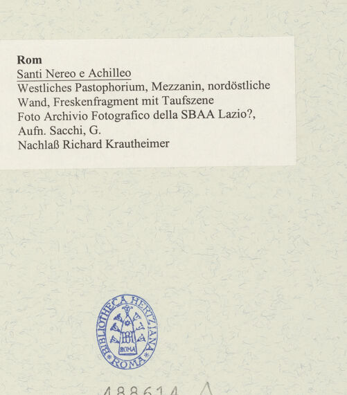 Rückseite von Archivio Fotografico della SBAA Lazio? [https://www.deutsche-digitale-bibliothek.de/content/lizenzen/rv-ez/] Santi Nereo e AchilleoWestliches Pastophorium - Westliches Pastophorium, Mezzanin, nordöstliche Wand, Freskenfragment mit Taufszene, bh488614_recto. Foto: Sacchi, G..