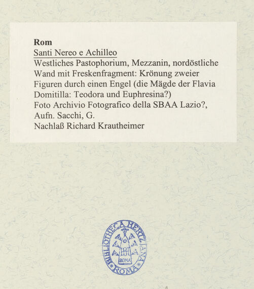 Rückseite von Archivio Fotografico della SBAA Lazio? [https://www.deutsche-digitale-bibliothek.de/content/lizenzen/rv-ez/] Santi Nereo e AchilleoWestliches Pastophorium - Westliches Pastophorium, Mezzanin, nordöstliche Wand mit Freskenfragment: Krönung zweier Figuren durch einen Engel (die Mägde der Flavia Domitilla: Teodora und Euphresina?), bh488615_recto. Foto: Sacchi, G..