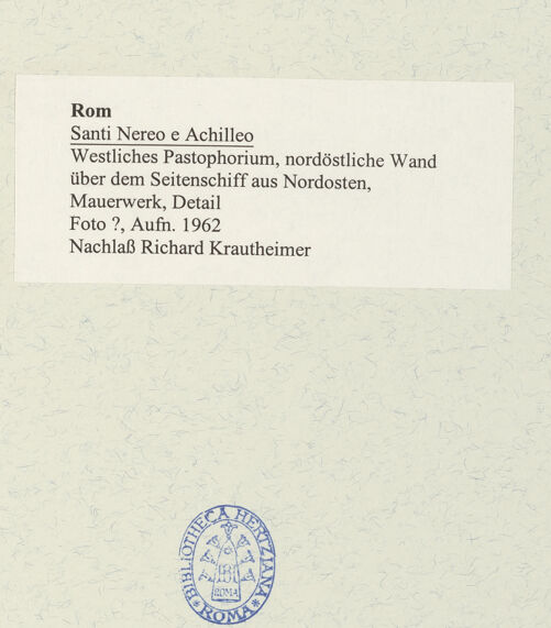 Rückseite von unbekannt [https://www.deutsche-digitale-bibliothek.de/content/lizenzen/rv-fz/] Santi Nereo e AchilleoWestliches Pastophorium - Westliches Pastophorium, nordöstliche Wand über dem Seitenschiff aus Nordosten, Mauerwerk, Detail, bh488616_recto. Foto.