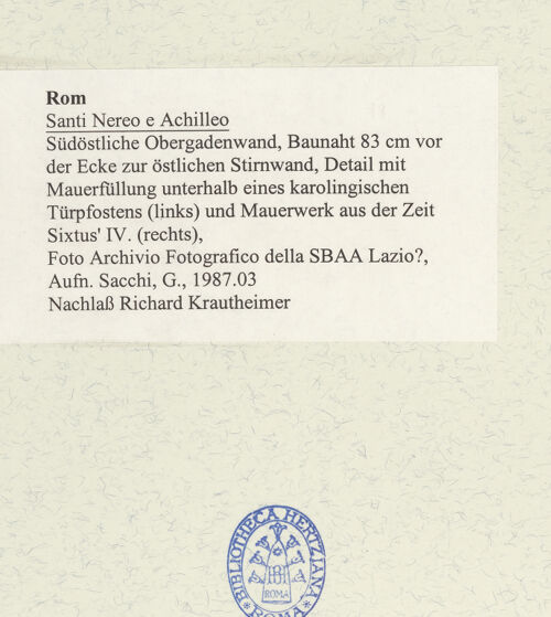 Rückseite von Archivio Fotografico della SBAA Lazio? [https://www.deutsche-digitale-bibliothek.de/content/lizenzen/rv-ez/] Santi Nereo e Achilleo - Südöstliche Obergadenwand, Baunaht 83 cm vor der Ecke zur östlichen Stirnwand, Detail mit Mauerung unterhalb eines karolingischen Türpfostens (links) und Mauerwerk aus der Zeit Sixtus' IV. (rechts),, bh488623_recto. Foto: Sacchi, G..