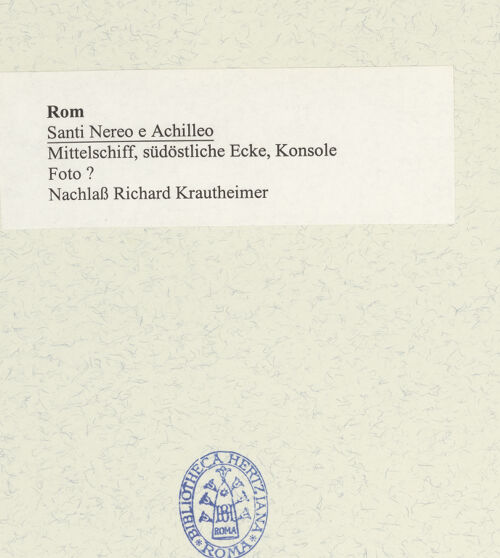 Rückseite von unbekannt [https://www.deutsche-digitale-bibliothek.de/content/lizenzen/rv-fz/] Santi Nereo e Achilleo - Mittelschiff, südöstliche Ecke, Konsole, bh488626_recto. Foto.