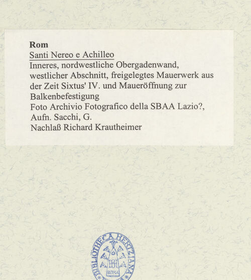 Rückseite von Archivio Fotografico della SBAA Lazio? [https://www.deutsche-digitale-bibliothek.de/content/lizenzen/rv-ez/] Santi Nereo e Achilleo - Inneres, nordwestliche Obergadenwand, westlicher Abschnitt, Freilegungen von Mauerwerk aus der Zeit Sixtus' IV. und Öffnung (Balkenhalterung), bh488627_recto. Foto: Sacchi, G..