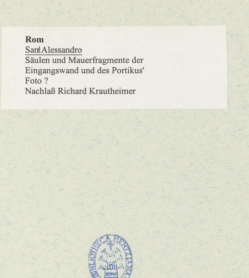 Rückseite von  [https://www.deutsche-digitale-bibliothek.de/content/lizenzen/rv-fz/] Sant'Alessandro - Säulen und Mauerfragmente der Eingangswand und des Portikus', bh488633_recto. Foto.