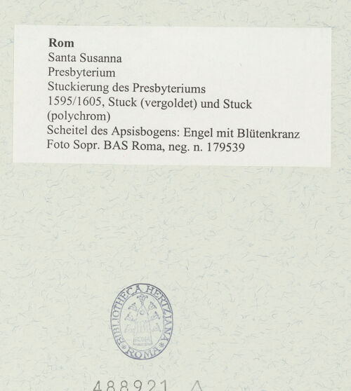 Rückseite von Sopr. BAS Roma [https://rightsstatements.org/page/CNE/1.0/] Stuckierung des Presbyteriums - Scheitel des Apsisbogens: Engel mit Blütenkranz, bh488921_recto. Foto.