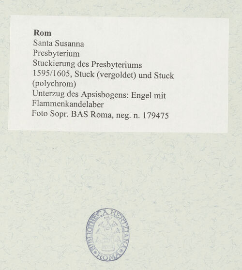 Rückseite von Sopr. BAS Roma [https://rightsstatements.org/page/CNE/1.0/] Stuckierung des Presbyteriums - Unterzug des Apsisbogens: Engel mit Flammenkandelaber, bh488922_recto. Foto.