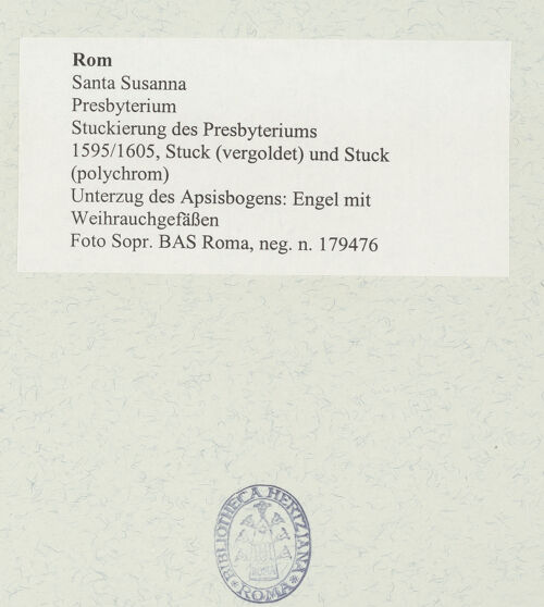 Rückseite von Sopr. BAS Roma [https://rightsstatements.org/page/CNE/1.0/] Stuckierung des Presbyteriums - Unterzug des Apsisbogens: Engel mit Weihrauchgefäßen, bh488923_recto. Foto.