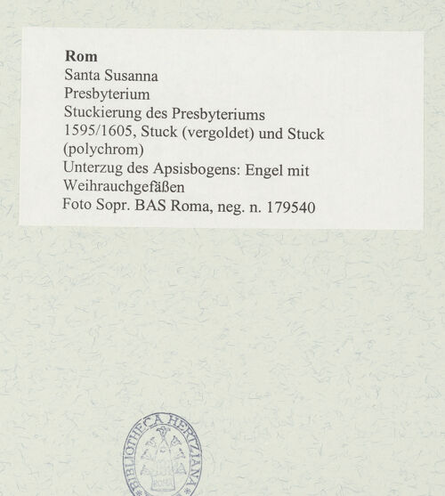 Rückseite von Sopr. BAS Roma [https://rightsstatements.org/page/CNE/1.0/] Stuckierung des Presbyteriums - Unterzug des Apsisbogens: Engel mit Weihrauchgefäßen, bh488924_recto. Foto.