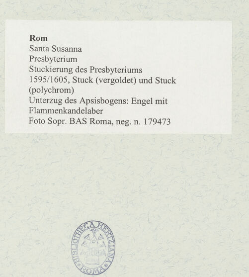 Rückseite von Sopr. BAS Roma [https://rightsstatements.org/page/CNE/1.0/] Stuckierung des Presbyteriums - Unterzug des Apsisbogens: Engel mit Flammenkandelaber, bh488925_recto. Foto.