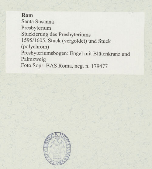 Rückseite von Sopr. BAS Roma [https://rightsstatements.org/page/CNE/1.0/] Stuckierung des Presbyteriums - Presbyteriumsbogen: Engel mit Blütenkranz und Palmzweig, bh488930_recto. Foto.