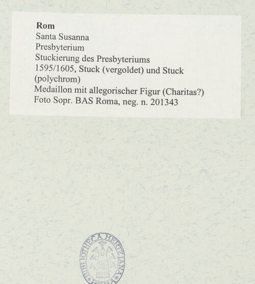 Rückseite von Sopr. BAS Roma [https://rightsstatements.org/page/CNE/1.0/] Stuckierung des Presbyteriums - Medaillon mit allegorischer Figur (Charitas?), bh488931_recto. Foto.