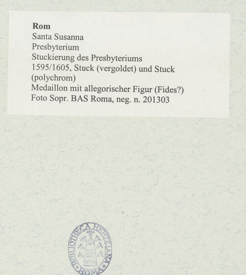 Rückseite von Sopr. BAS Roma [https://rightsstatements.org/page/CNE/1.0/] Stuckierung des Presbyteriums - Medaillon mit allegorischer Figur (Fides?), bh488933_recto. Foto.