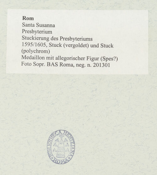 Rückseite von Sopr. BAS Roma [https://rightsstatements.org/page/CNE/1.0/] Stuckierung des Presbyteriums - Medaillon mit allegorischer Figur (Spes?), bh488934_recto. Foto.