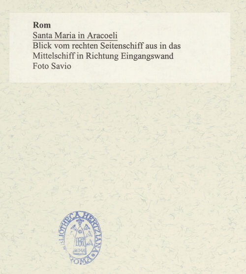 Rückseite von Savio, Oscar [https://www.deutsche-digitale-bibliothek.de/content/lizenzen/rv-ez/] Santa Maria in Aracoeli - Blick vom rechten Seitenschiff aus in das Mittelschiff in Richtung Eingangswand, bh489934_recto. Foto.
