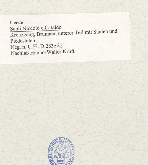 Rückseite von Bibliotheca Hertziana [https://www.deutsche-digitale-bibliothek.de/content/lizenzen/rv-fz/] Brunnenhaus mit KuppelSäulen - Säulen und Piedestalen, bh490043_recto. Foto: Kruft, Hanno-Walter.