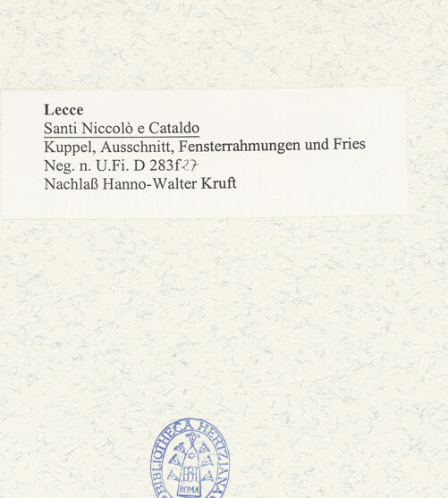 Rückseite von Bibliotheca Hertziana [https://www.deutsche-digitale-bibliothek.de/content/lizenzen/rv-fz/] Santi Niccolò e CataldoSüdseite: Obergaden und Kuppel - Kuppel, Ausschnitt, Fensterrahmungen und Fries von Südosten, bh490045_recto. Foto: Kruft, Hanno-Walter.