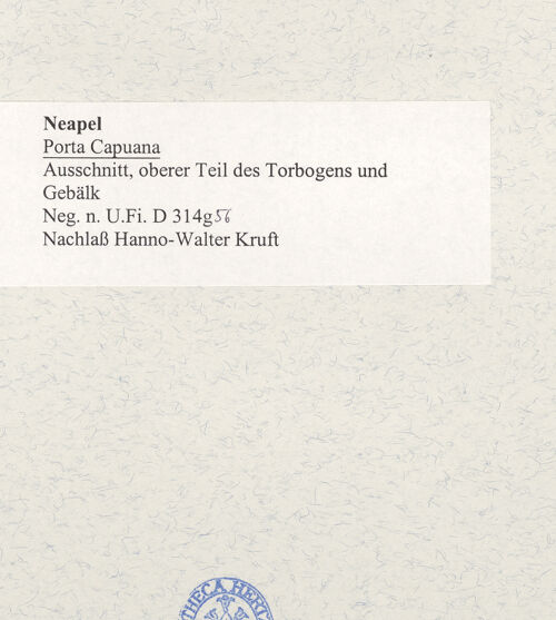 Rückseite von Bibliotheca Hertziana [https://www.deutsche-digitale-bibliothek.de/content/lizenzen/rv-fz/] Porta Capuana - Ostseite, Detail: oberes Teil des Torbogens und Gebälk, bh490410_recto. Foto.