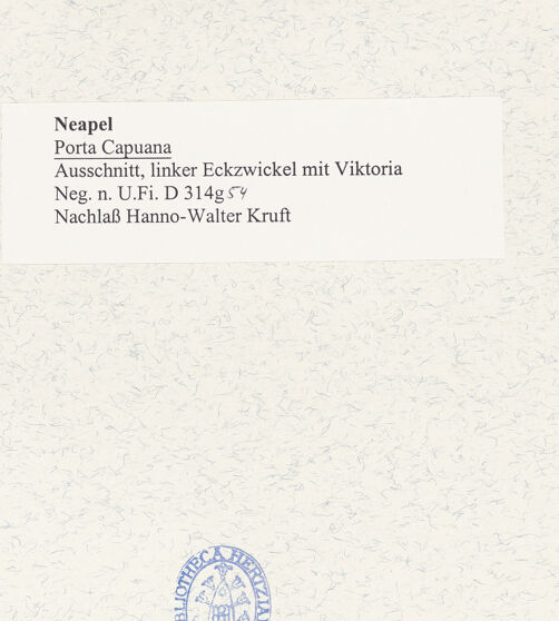 Rückseite von Bibliotheca Hertziana [https://www.deutsche-digitale-bibliothek.de/content/lizenzen/rv-fz/] Porta Capuana - Ostseite, Detail: linker Eckzwickel mit Viktoria, bh490411_recto. Foto.