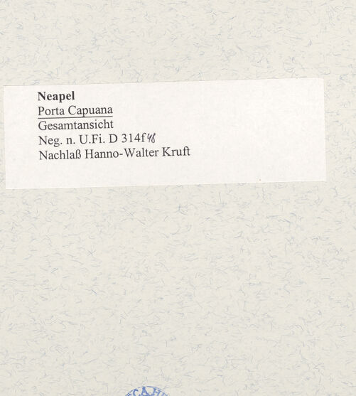 Rückseite von Bibliotheca Hertziana [https://www.deutsche-digitale-bibliothek.de/content/lizenzen/rv-fz/] Porta Capuana - Ansicht von Osten, bh490413_recto. Foto.