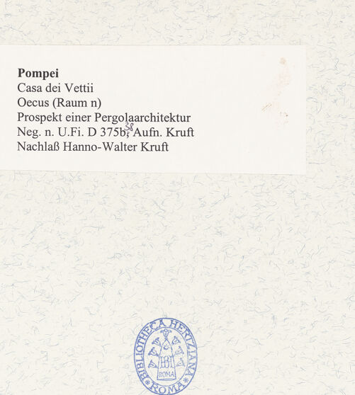 Rückseite von Bibliotheca Hertziana [https://www.deutsche-digitale-bibliothek.de/content/lizenzen/rv-fz/] Herkules erwürgt in seiner Wiege zwei Schlangen; der Tod des Pentheus; Amphion und Zethus rächen ihre Mutter (indem sie Dirce an die Hörner eines Stiers binden) - Prospekt einer Pergolaarchitektur, bh490934_recto. Foto: Kruft, Hanno-Walter.