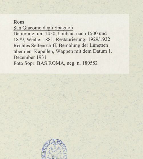 Rückseite von Sopr. BAS ROMA [https://www.deutsche-digitale-bibliothek.de/content/lizenzen/rv-ez/] Deckenmalerei in San Giacomo degli Spagnoli - Rechtes Seitenschiff, Bemalung der Lünetten über den Kapellen, Wappen mit dem Datum 1. Dezember 1931, bh490989_recto. Foto.