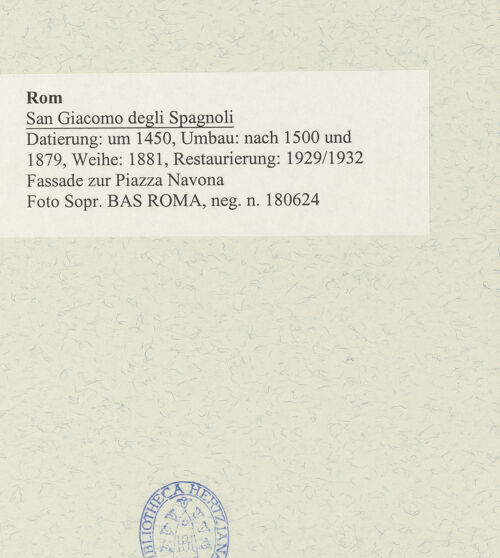Rückseite von Sopr. BAS ROMA [https://www.deutsche-digitale-bibliothek.de/content/lizenzen/rv-ez/] San Giacomo degli SpagnoliWestfassade - Fassade zur Piazza Navona, bh490994_recto. Foto.