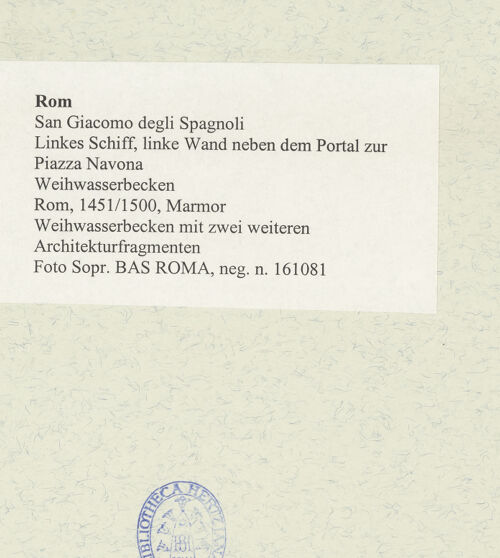 Rückseite von Sopr. BAS ROMA [https://www.deutsche-digitale-bibliothek.de/content/lizenzen/rv-ez/] Weihwasserbecken - Weihwasserbecken mit zwei weiteren Architekturfragmenten, bh491541_recto. Foto.