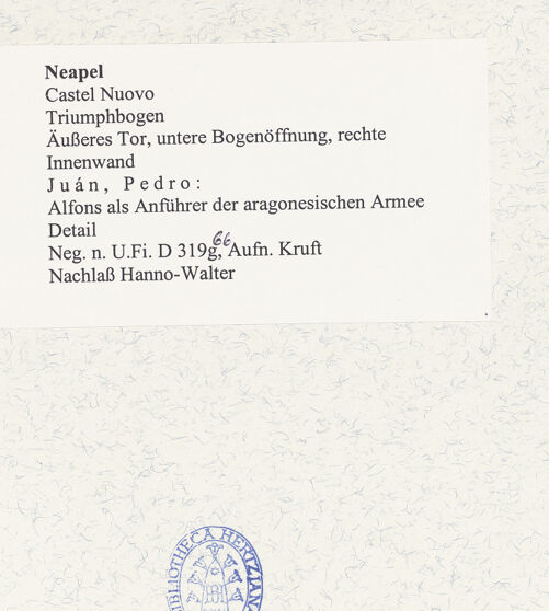 Rückseite von Bibliotheca Hertziana [https://www.deutsche-digitale-bibliothek.de/content/lizenzen/rv-fz/] Triumphbogen Alfonsos VAlfons als Anführer der aragonesischen Armee - Linke Kriegergruppe, Detail, bh491660_recto. Foto: Kruft, Hanno-Walter.