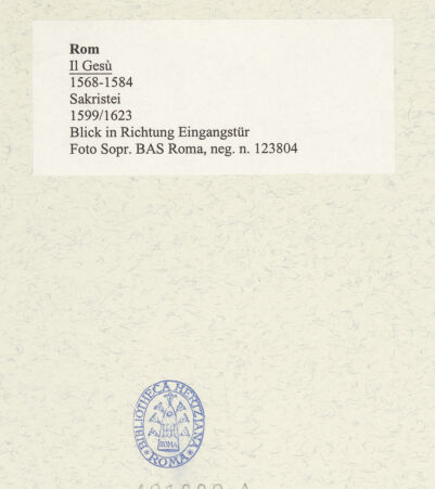Rückseite von Sopr. BAS Roma [https://www.deutsche-digitale-bibliothek.de/content/lizenzen/rv-ez/] Il Gesù - Blick in Richtung Eingangstür, bh491889_recto. Foto.