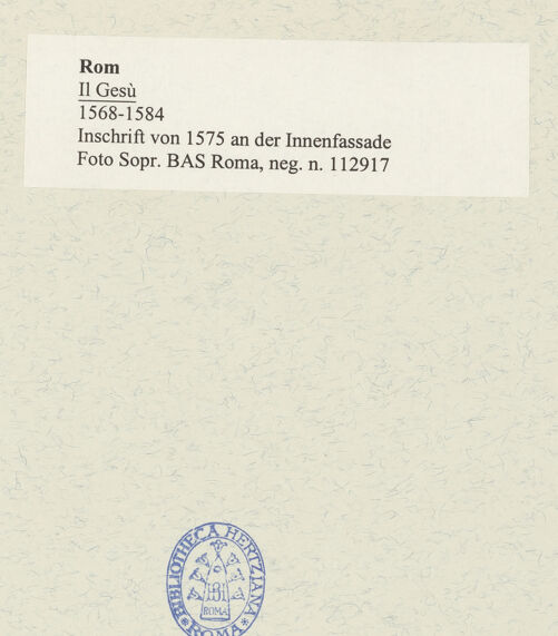 Rückseite von Sopr. BAS Roma [https://www.deutsche-digitale-bibliothek.de/content/lizenzen/rv-ez/] Inschrift "Alexander Farnesius (...)" - , bh491999_recto. Foto.