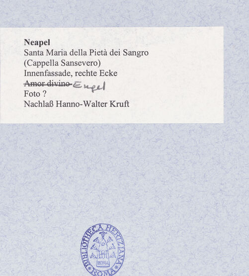 Rückseite von unbekannt [https://www.deutsche-digitale-bibliothek.de/content/lizenzen/rv-ez/] Engel - Gesamtansicht, bh492437_recto. Foto.