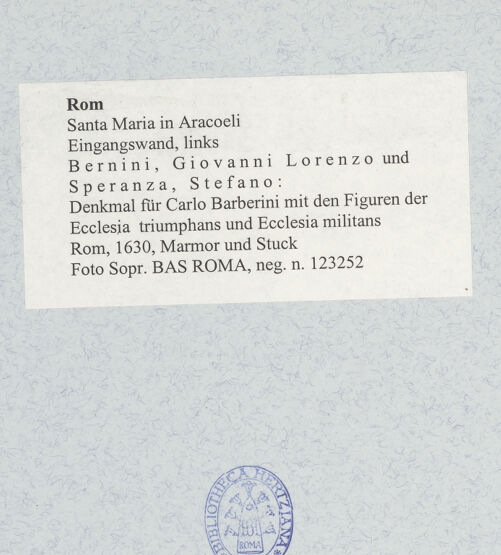 Rückseite von Sopr. BAS ROMA [https://www.deutsche-digitale-bibliothek.de/content/lizenzen/rv-ez/] Denkmal für Carlo Barberini mit den Figuren der Ecclesia triumphans und Ecclesia militans - , bh492455_recto. Foto.