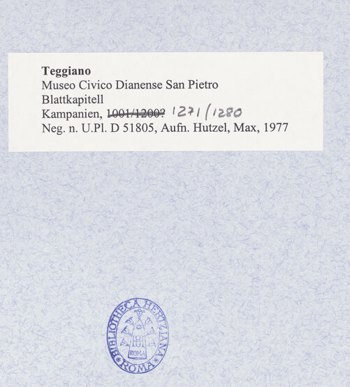 Rückseite von Bibliotheca Hertziana [https://www.deutsche-digitale-bibliothek.de/content/lizenzen/rv-fz/] Blattkapitell - Seitenansicht, bh492632_recto. Foto: Hutzel, Max.