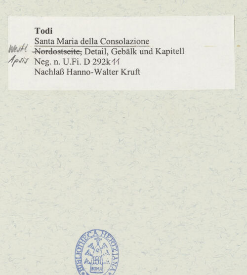 Rückseite von Bibliotheca Hertziana [https://www.deutsche-digitale-bibliothek.de/content/lizenzen/rv-fz/] Santa Maria della ConsolazioneWestapsis - Detail: Gebälk und Kapitell, bh492947_recto. Foto.