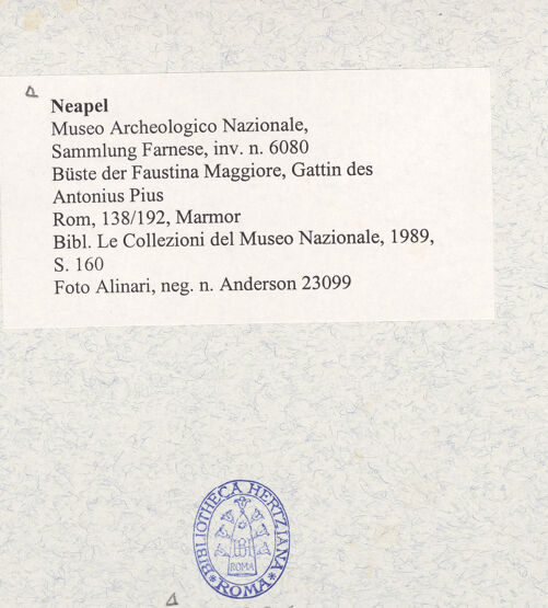 Rückseite von Alinari [https://www.deutsche-digitale-bibliothek.de/content/lizenzen/rv-ez/] Büste der Faustina Major - Gesamtansicht, bh492986_recto. Foto.